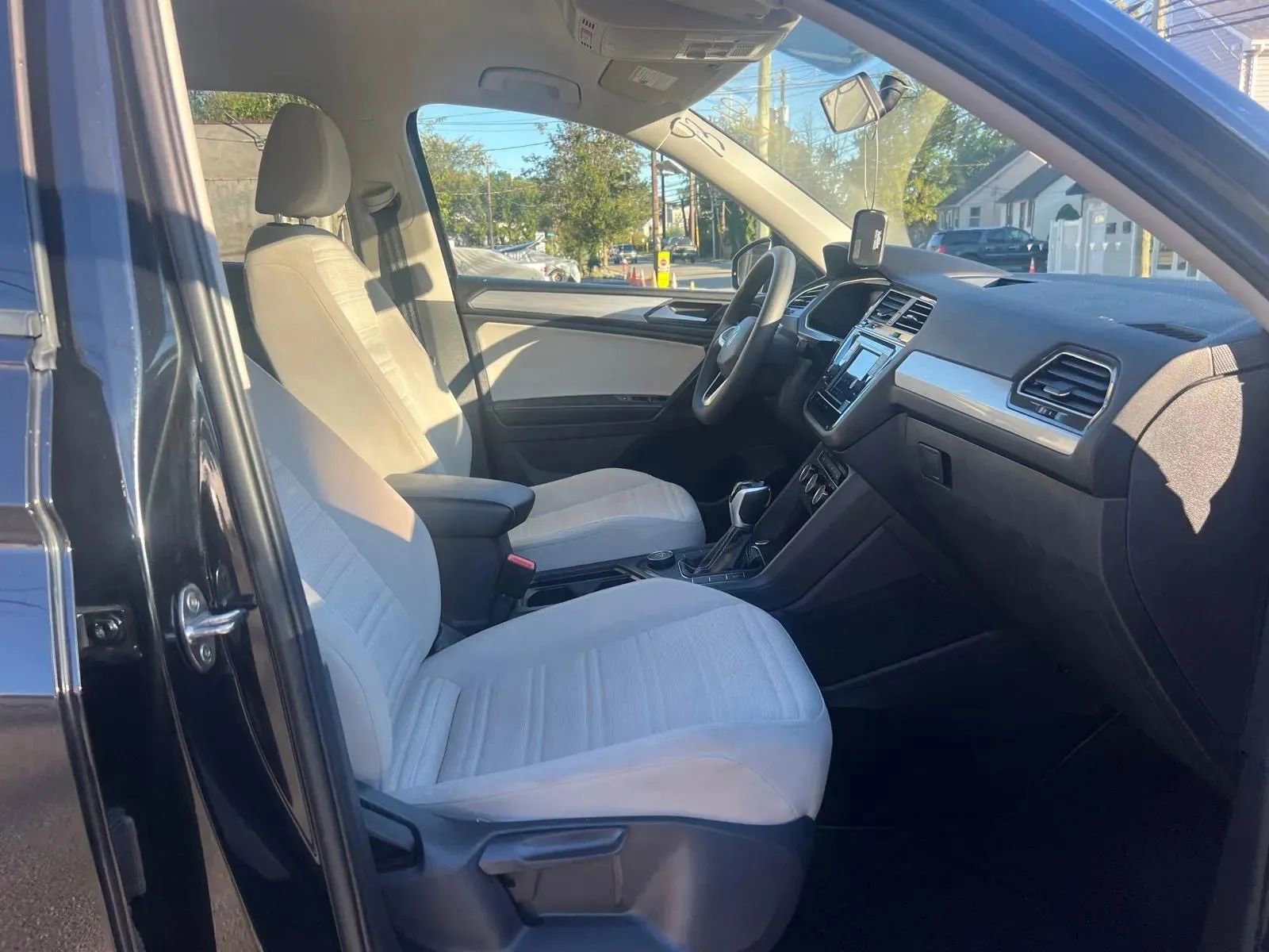 Used 2022 Volkswagen Tiguan S image 31