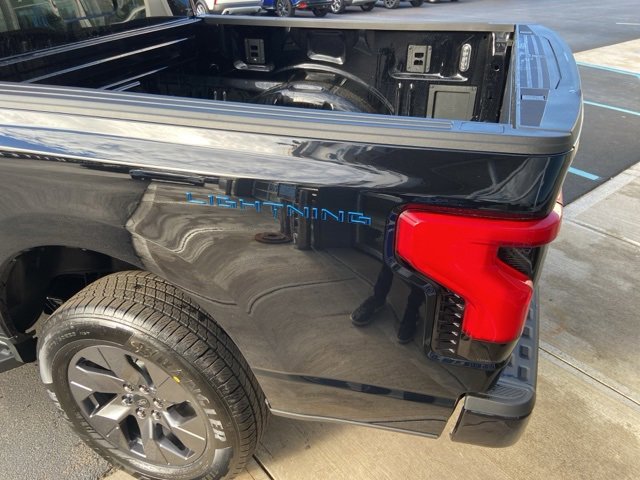 New 2025 Ford F150 Lightning Lariat image 32