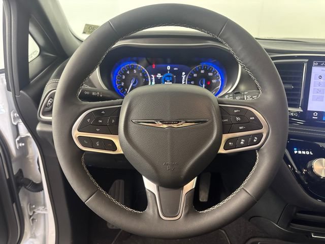 Used 2025 Chrysler Pacifica Select FWD image 3