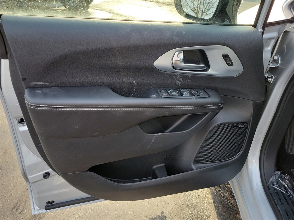 New 2026 Chrysler Pacifica Limited image 18