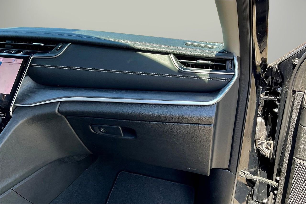 Used 2023 Jeep Grand Cherokee Limited w/ Black Appearance Package image 22