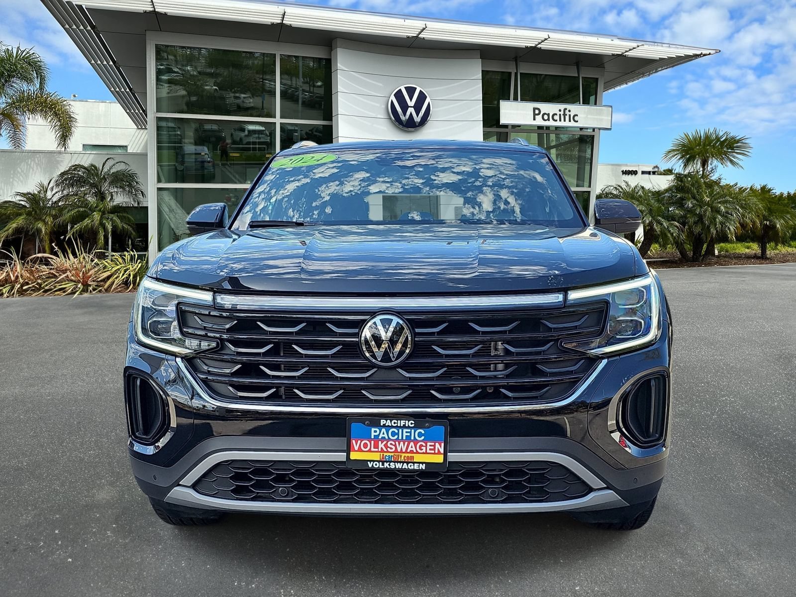 Used 2024 Volkswagen Atlas Cross Sport SE AWD/4WD image 2