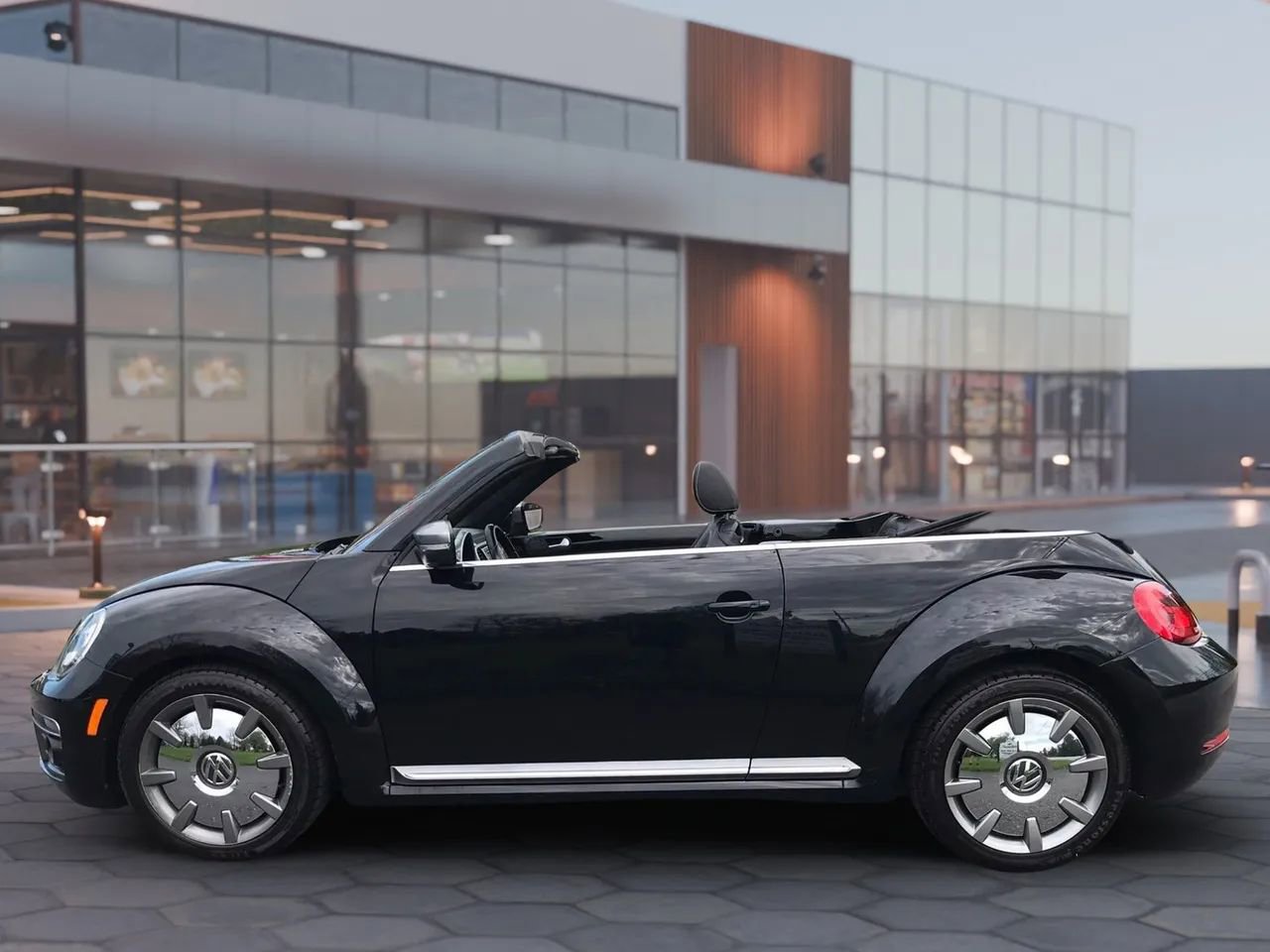 Used 2014 Volkswagen Beetle TDI FWD image 5