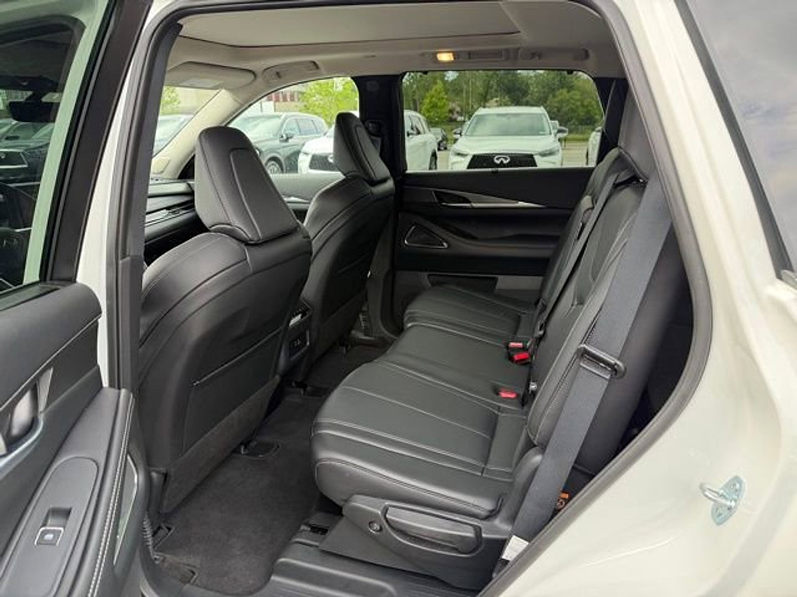 Certified 2025 INFINITI QX60 Luxe w/ Cargo Package AWD/4WD image 10