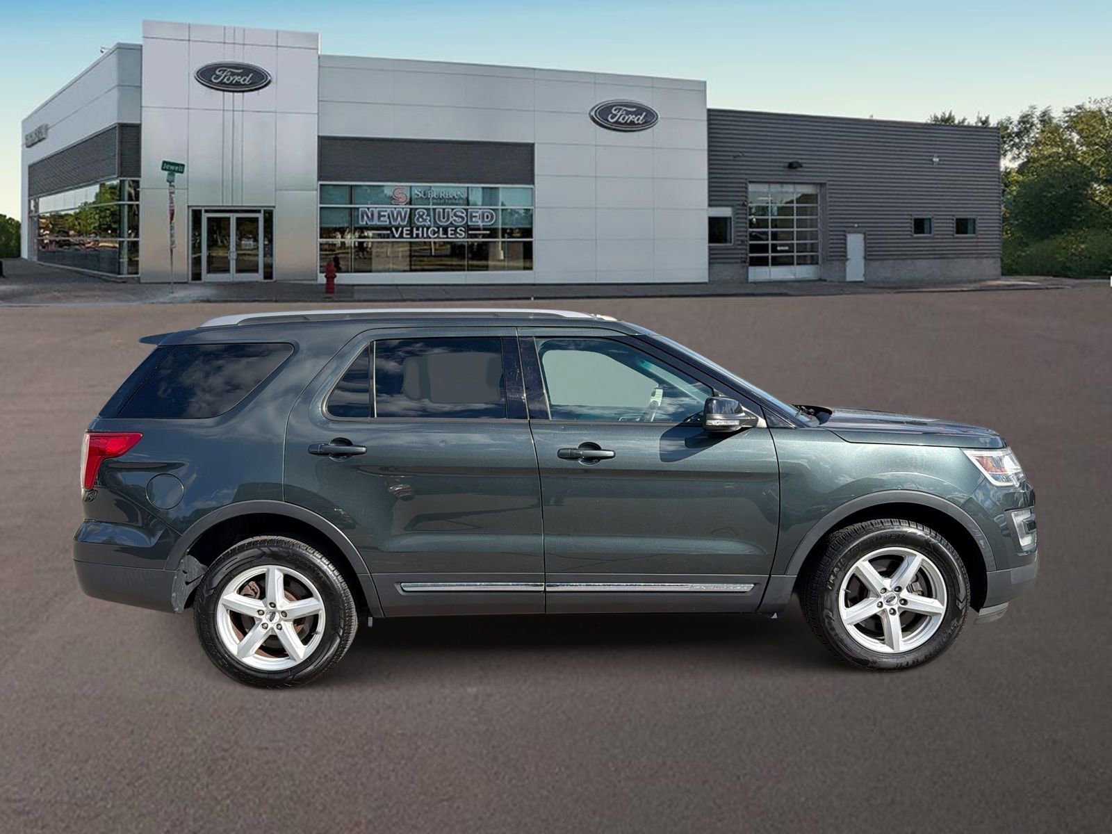 Used 2016 Ford Explorer XLT w/ Equipment Group 202A AWD/4WD image 12