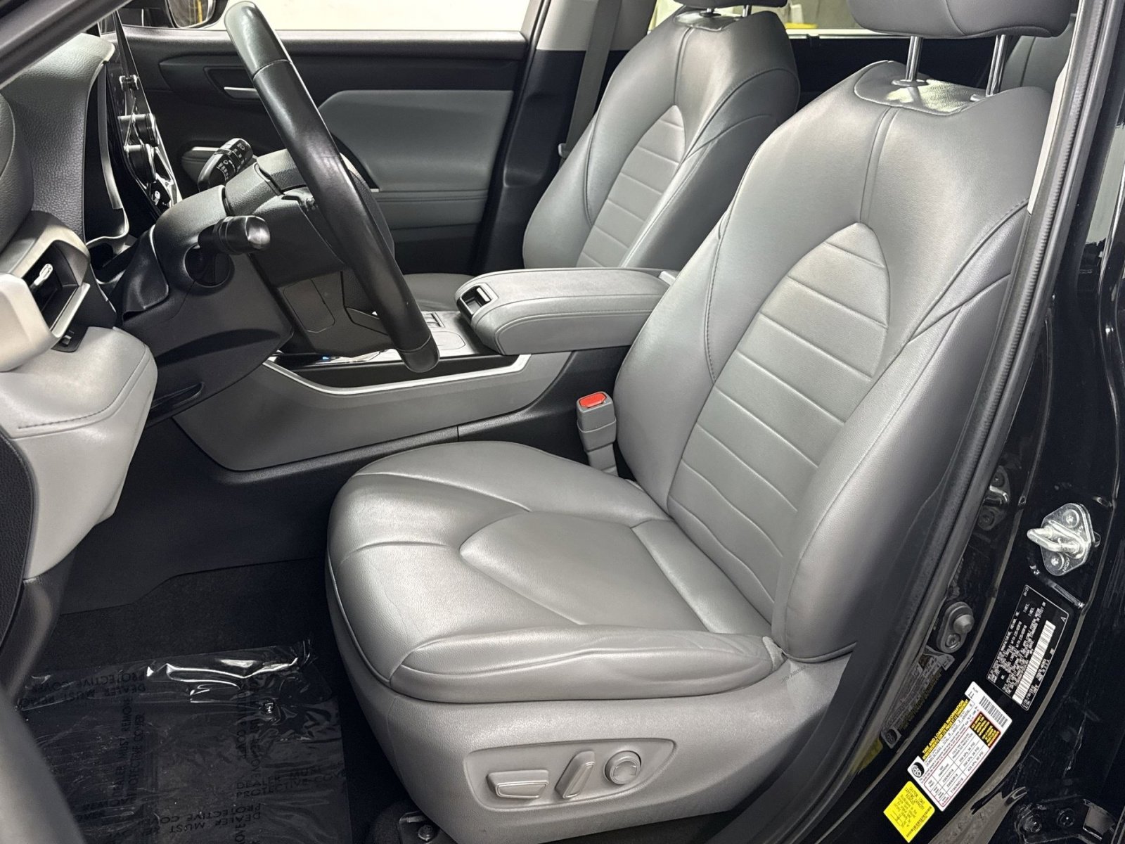 Used 2023 Toyota Highlander XLE FWD image 14