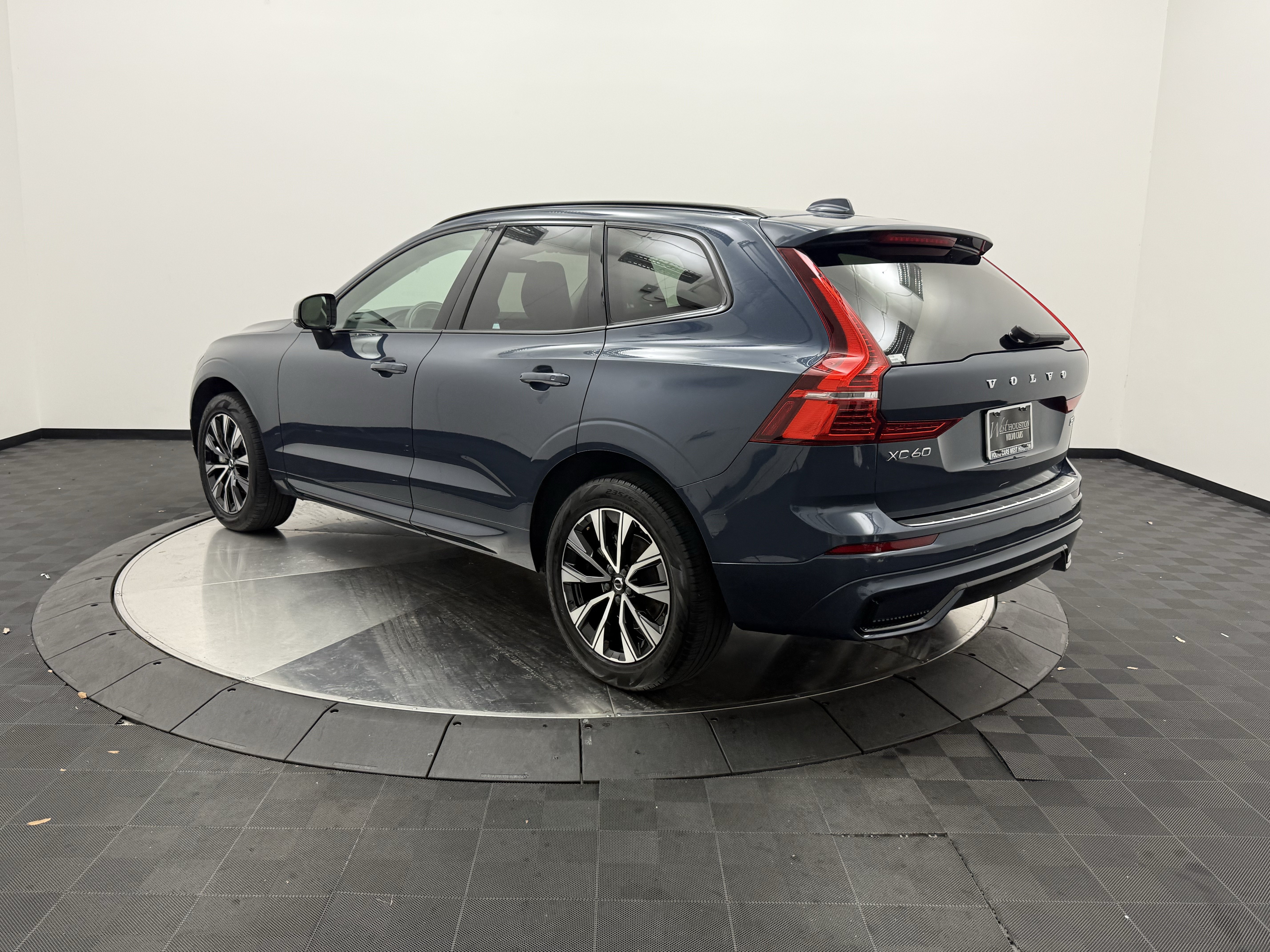 Certified 2024 Volvo XC60 B5 Core w/ Protection Package Premier AWD/4WD image 5