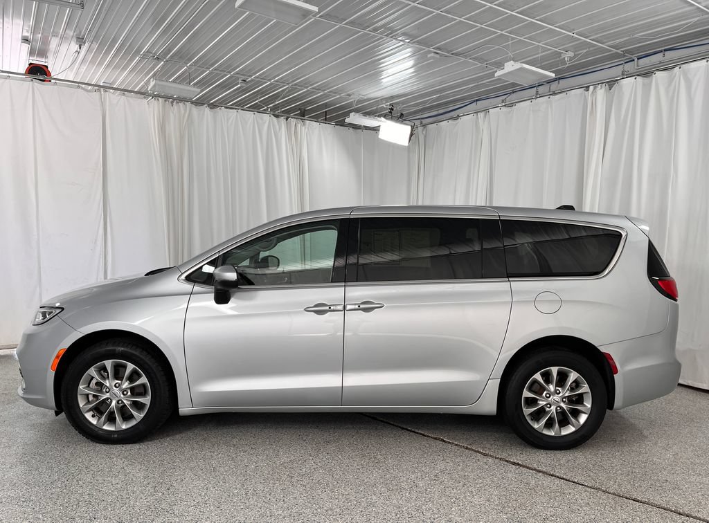 Used 2023 Chrysler Pacifica Touring-L AWD/4WD image 12