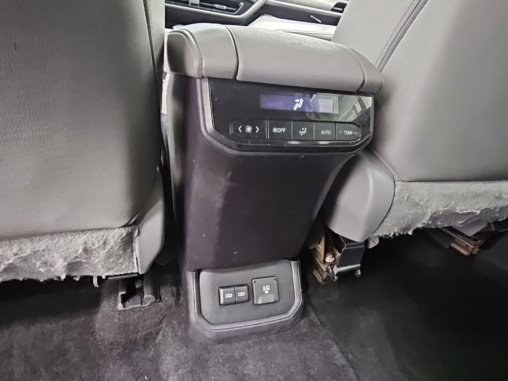 Used 2023 Toyota Highlander Limited image 35