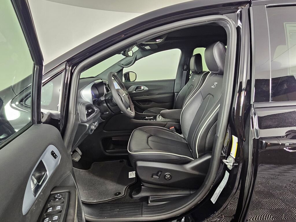 New 2026 Chrysler Pacifica Limited w/ S Appearance Package image 18