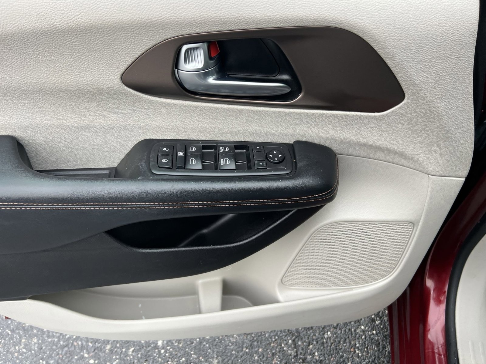 Used 2019 Chrysler Pacifica Touring-L image 15