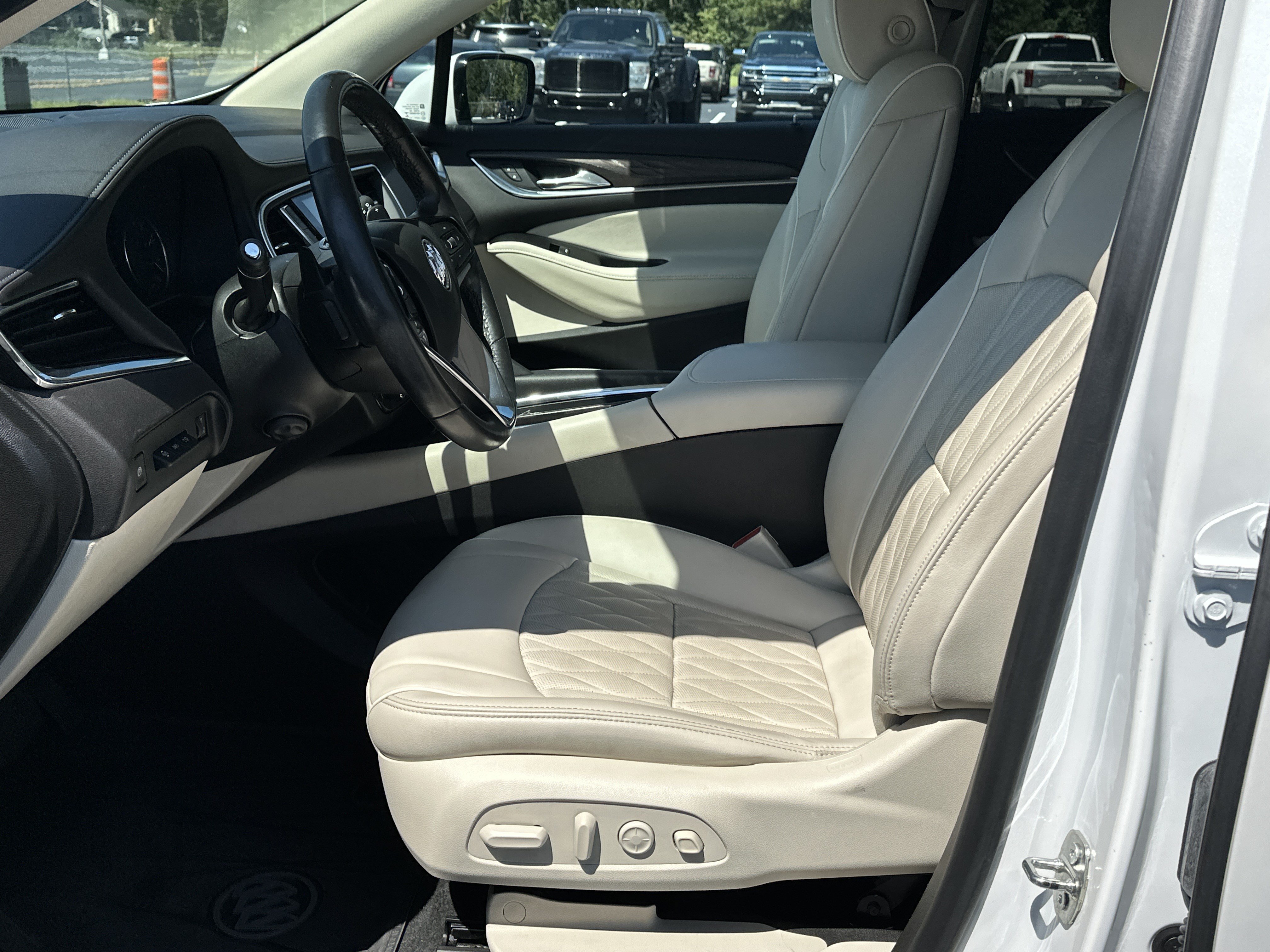 Used 2023 Buick Enclave Avenir w/ Avenir Technology Package FWD image 9