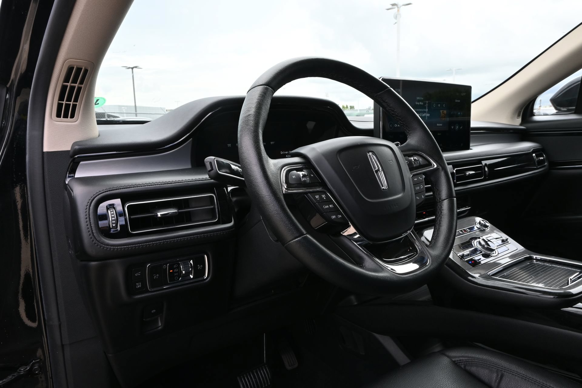 Used 2023 Lincoln Nautilus FWD w/ Premium Package image 18