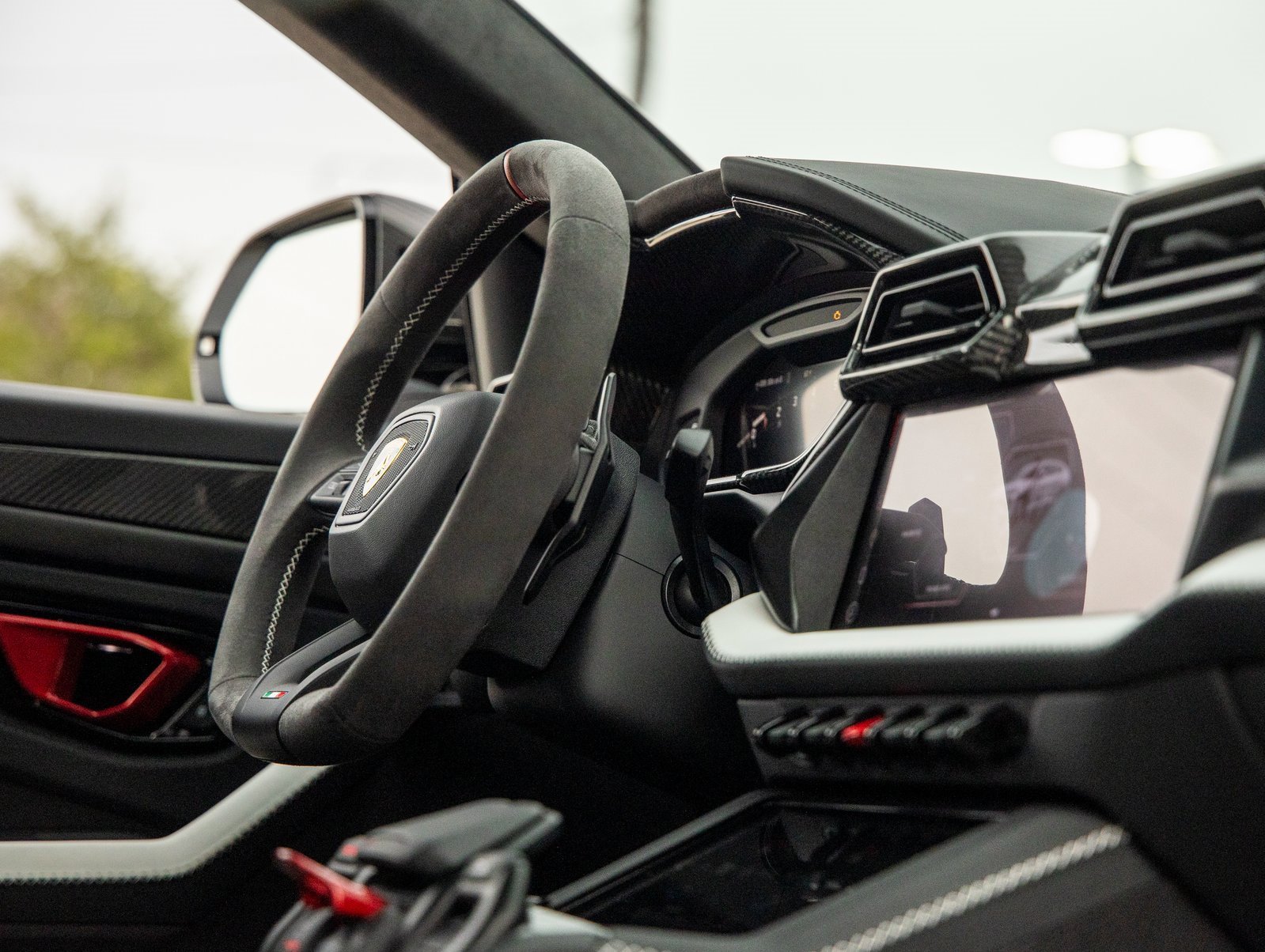 Used 2025 Lamborghini Urus SE image 48