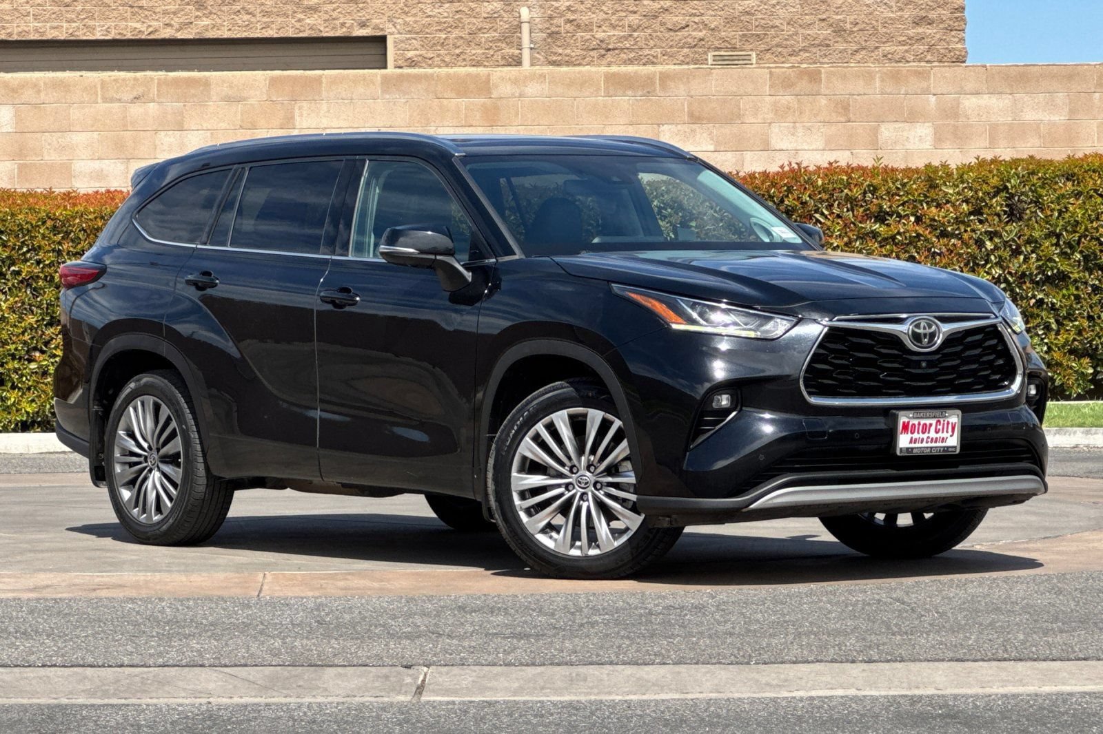 Used 2021 Toyota Highlander Platinum FWD image 2