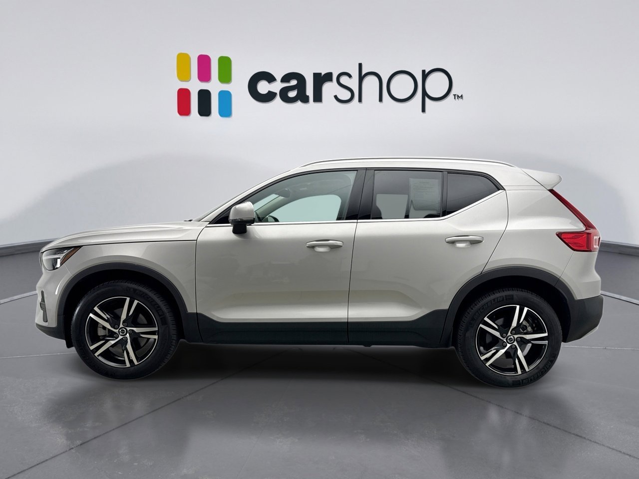 Used 2025 Volvo XC40 B5 Core AWD/4WD image 2