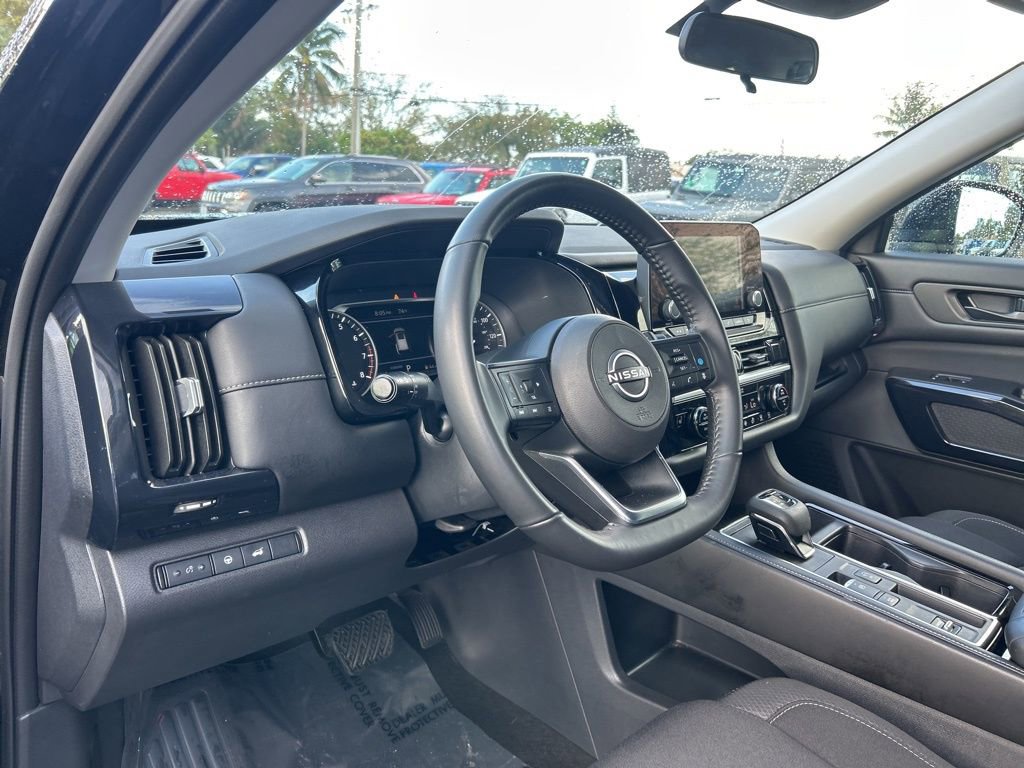 Used 2025 Nissan Pathfinder SV image 10