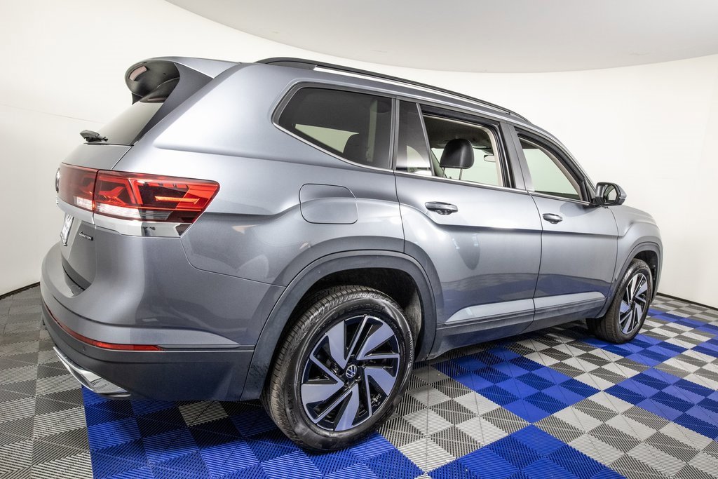 Used 2025 Volkswagen Atlas SE image 2