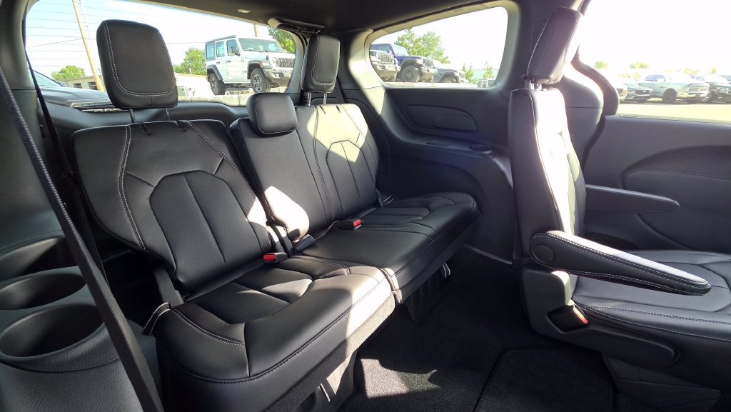New 2027 Chrysler Pacifica Select FWD image 16