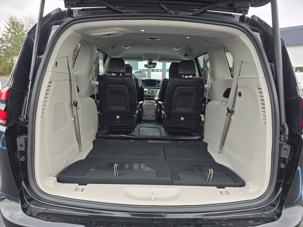 Used 2024 Chrysler Pacifica Touring-L w/ Uconnect Theater Family Group image 16