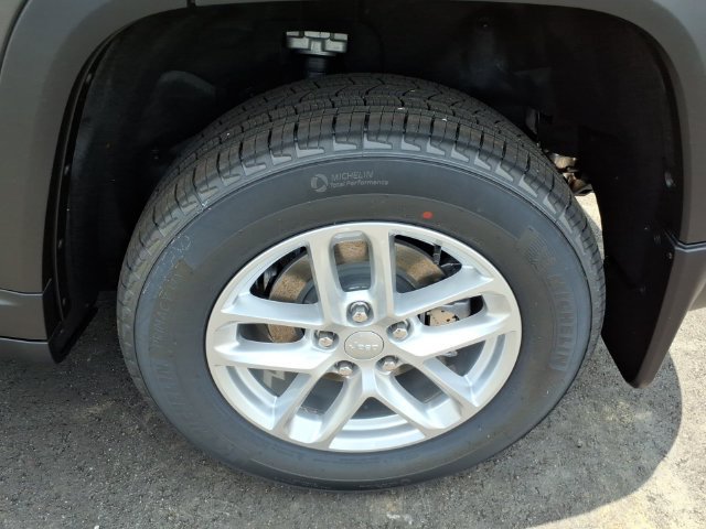 New 2026 Jeep Grand Cherokee Laredo w/ MOPAR Finishing Package AWD/4WD image 4