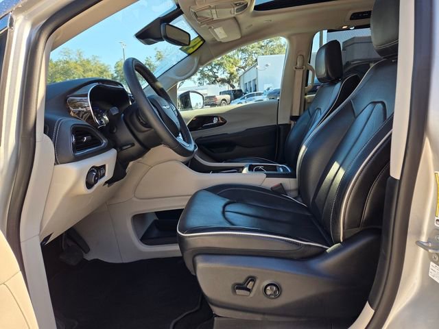 Used 2024 Chrysler Pacifica Limited image 12