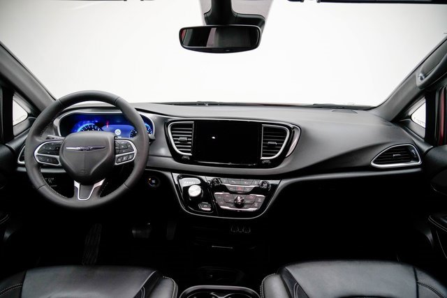 Used 2025 Chrysler Pacifica Select image 27