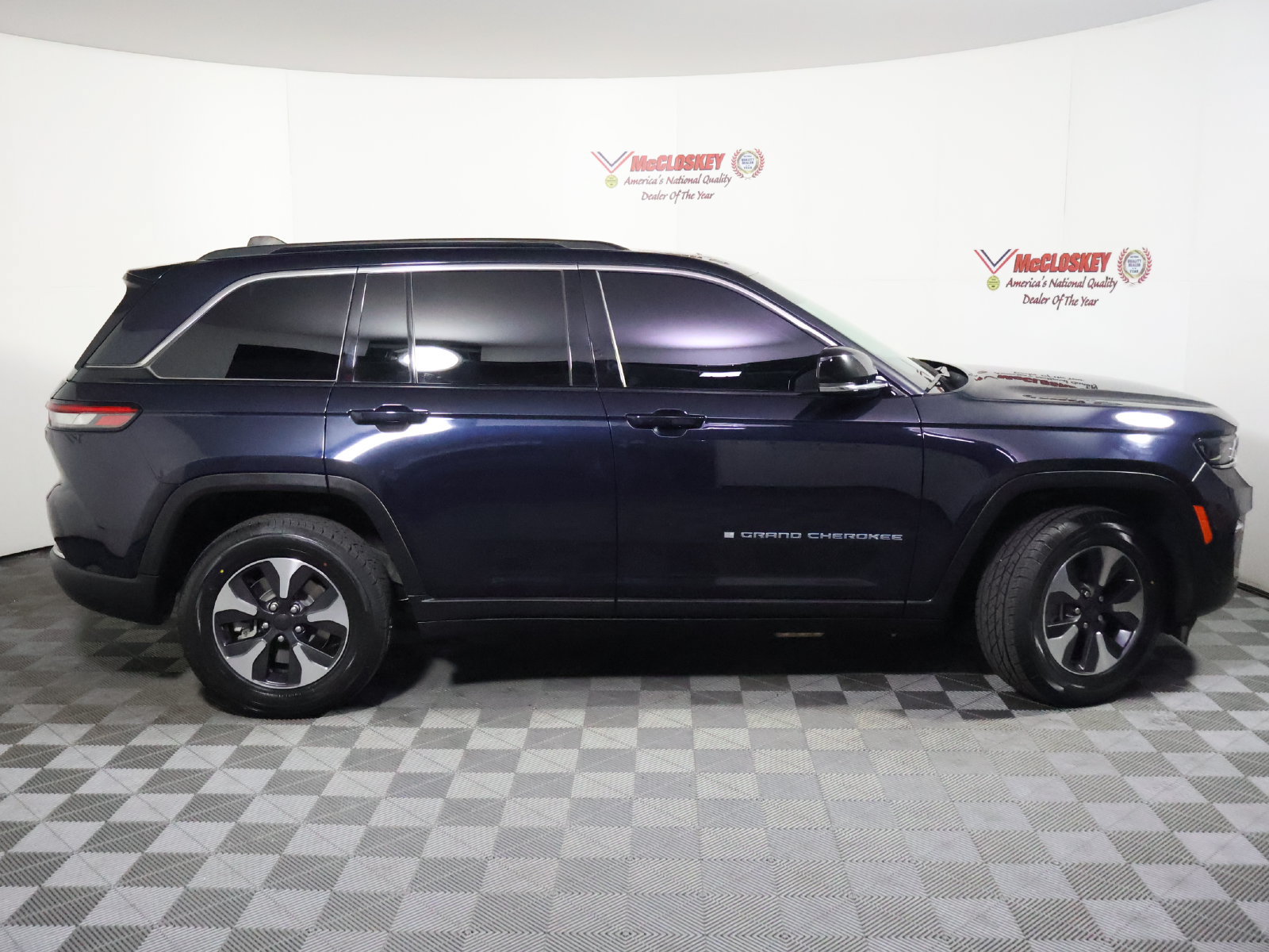 Used 2024 Jeep Grand Cherokee Limited 4xe w/ Trailer Tow Package AWD/4WD image 2