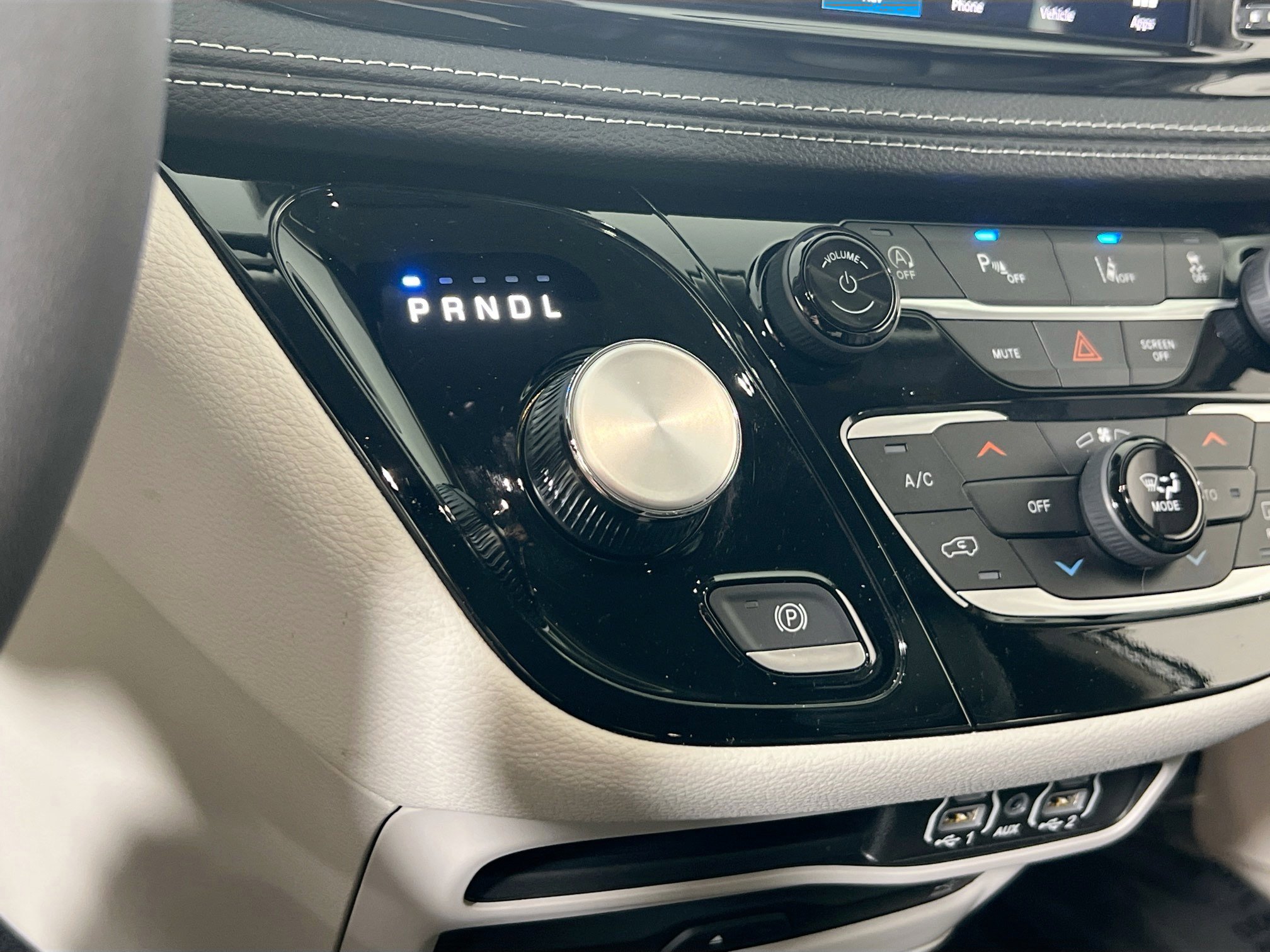 Used 2023 Chrysler Pacifica Touring-L w/ Uconnect Theater Family Group image 17