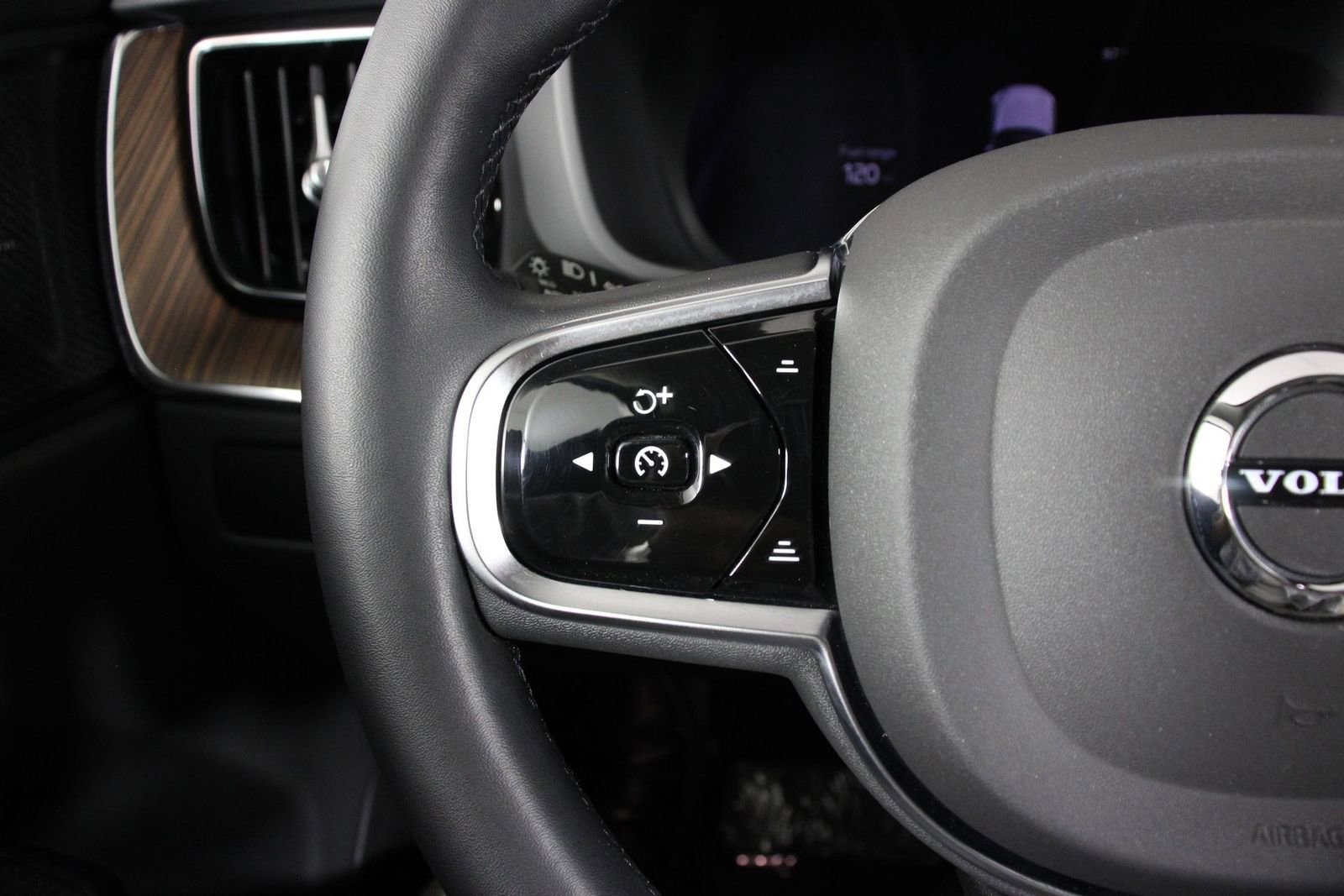 Certified 2023 Volvo XC60 T8 Plus AWD/4WD image 10