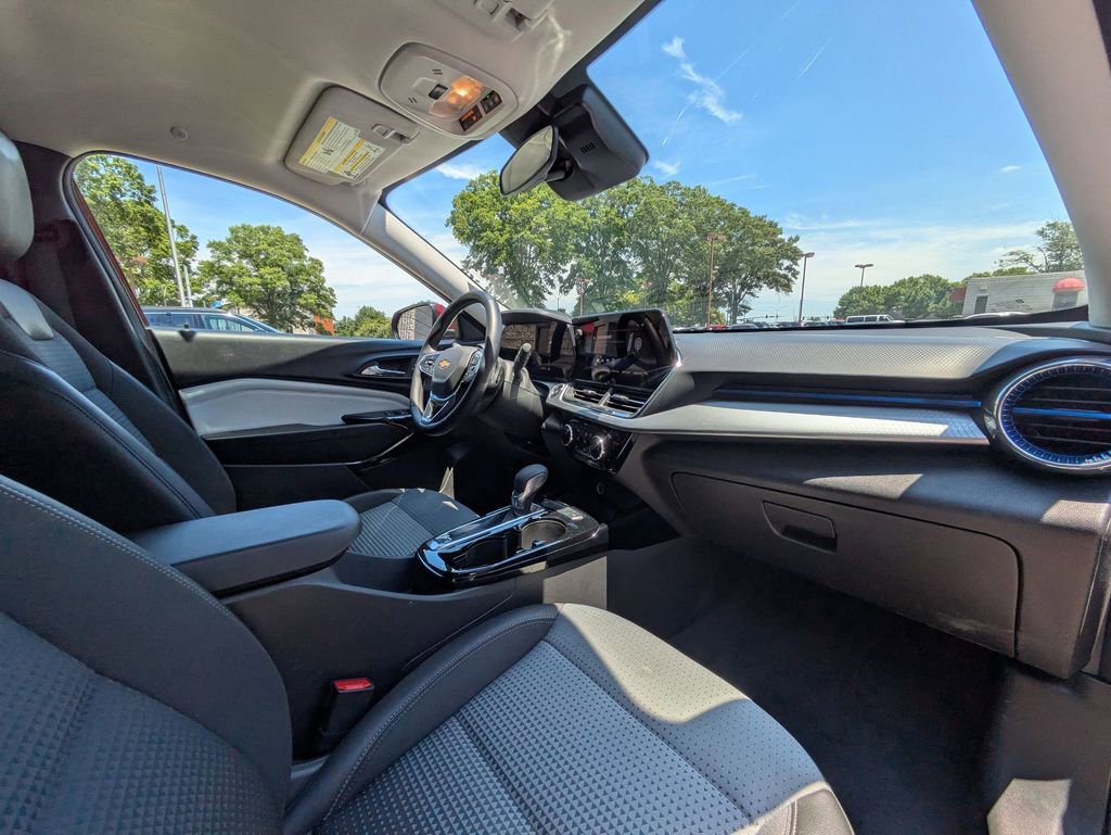 Used 2025 Chevrolet Trax LT w/ LT Convenience Package FWD image 31
