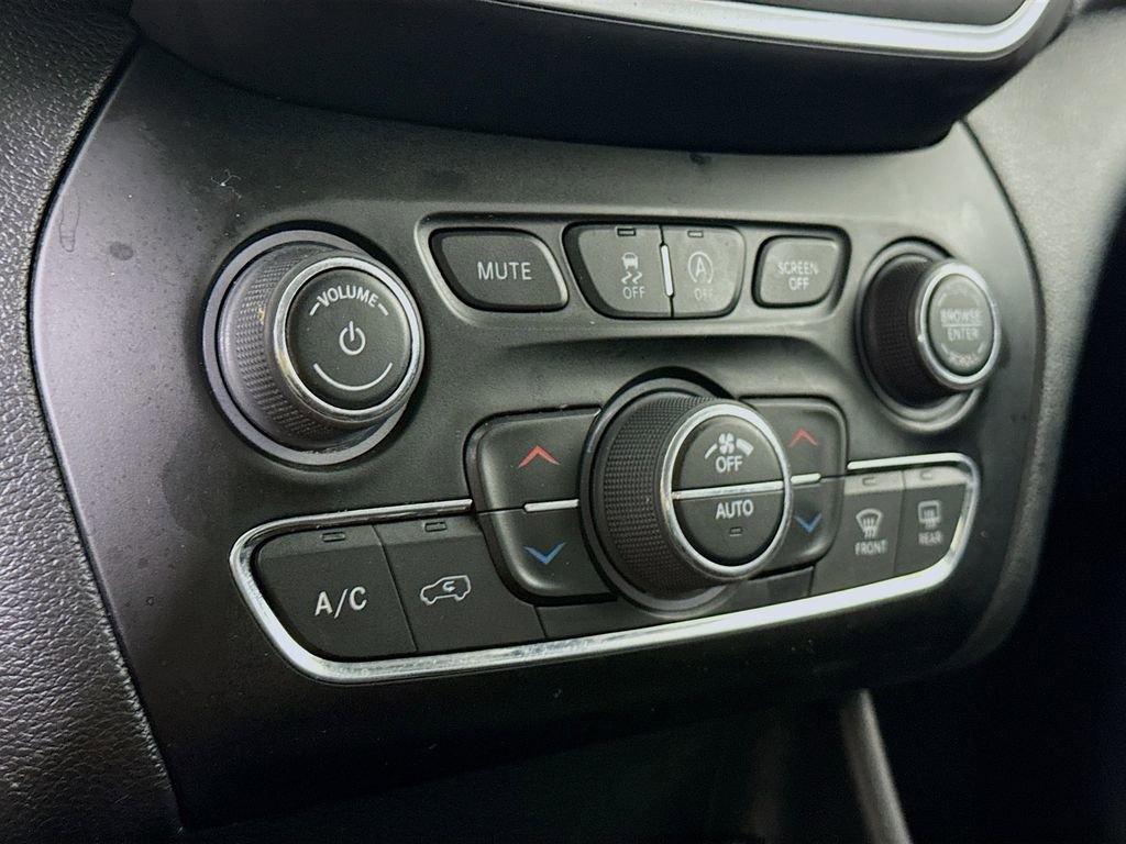 Used 2023 Jeep Cherokee Altitude Lux image 10