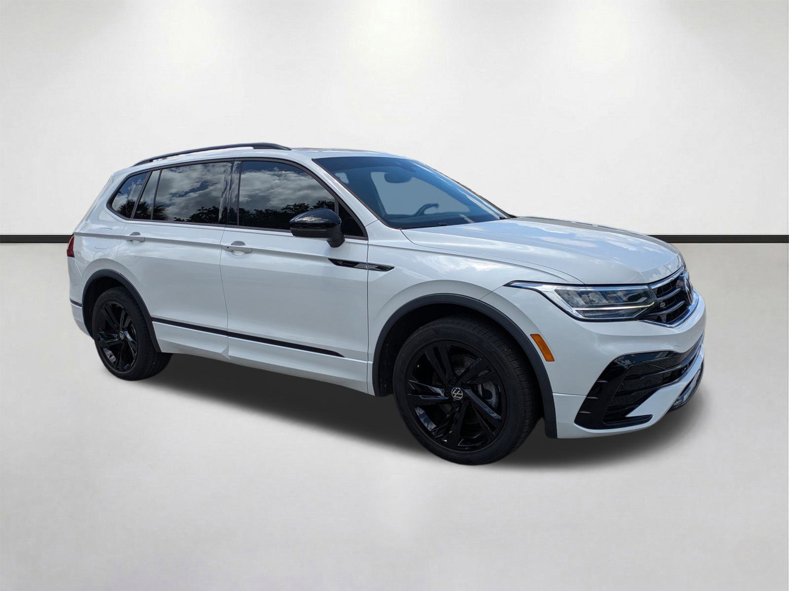 Used 2023 Volkswagen Tiguan SE R-Line FWD image 1