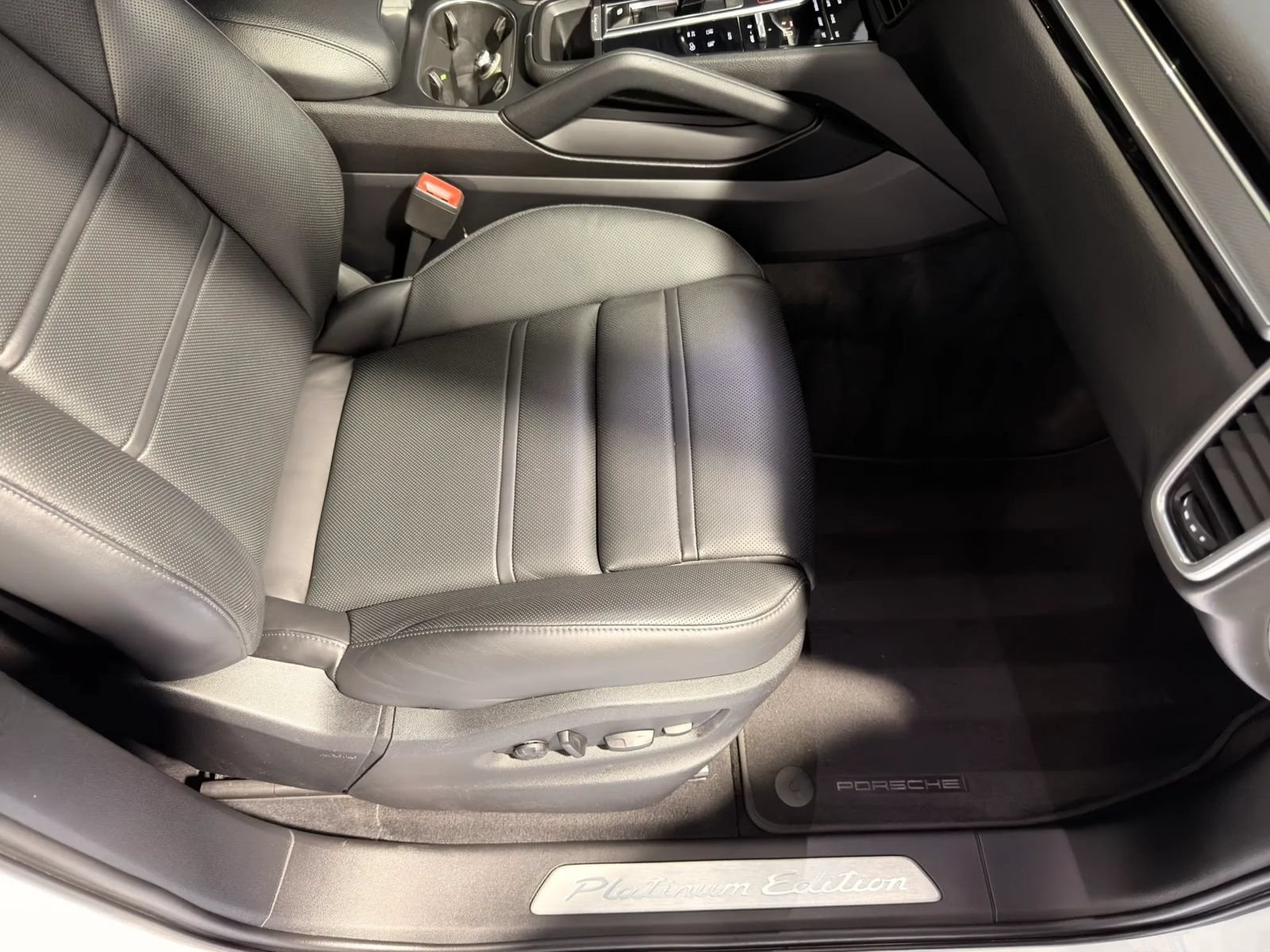 Used 2022 Porsche Cayenne S Platinum AWD/4WD image 30