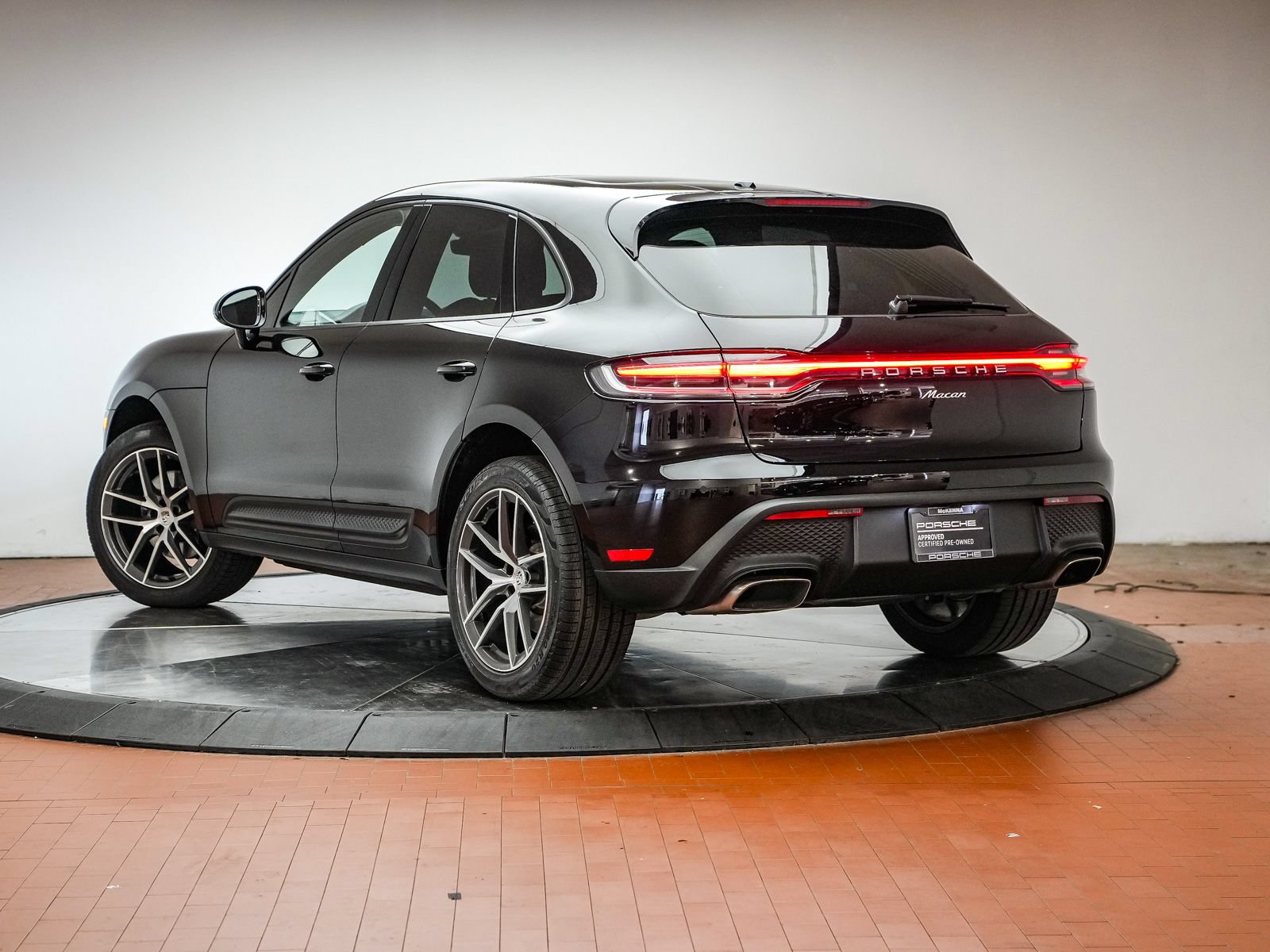 Certified 2024 Porsche Macan AWD/4WD image 3