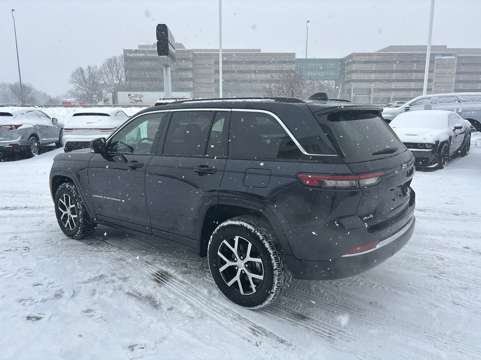 Used 2023 Jeep Grand Cherokee Limited image 5