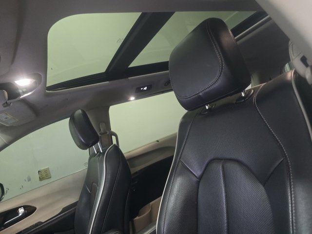 Used 2022 Chrysler Pacifica Limited FWD image 24
