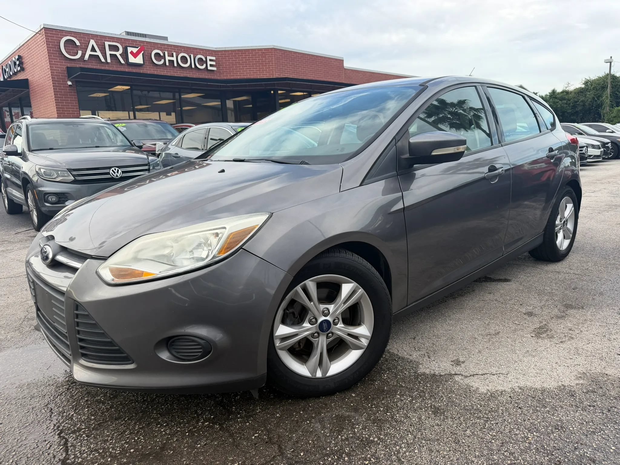 Used 2014 Ford Focus SE w/ SE Winter Package FWD image 1