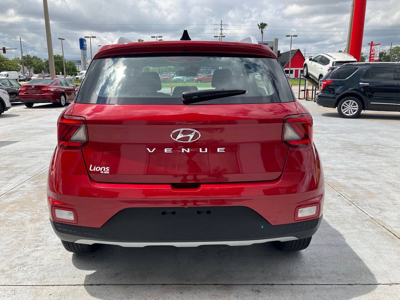 Used 2021 Hyundai Venue SEL FWD image 4