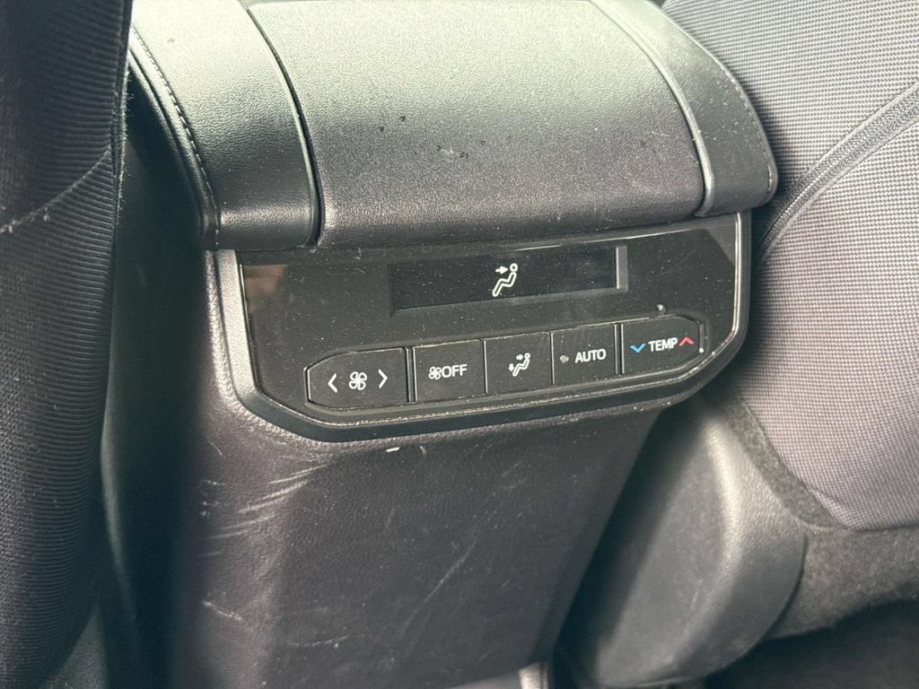Used 2025 Toyota Highlander LE FWD image 12