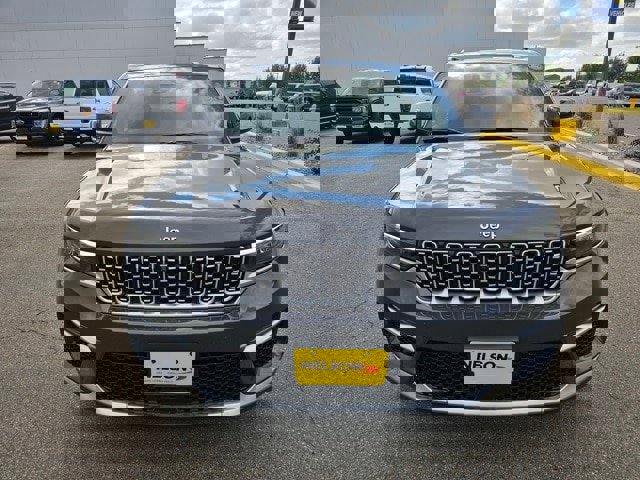 Used 2023 Jeep Grand Cherokee Summit image 3