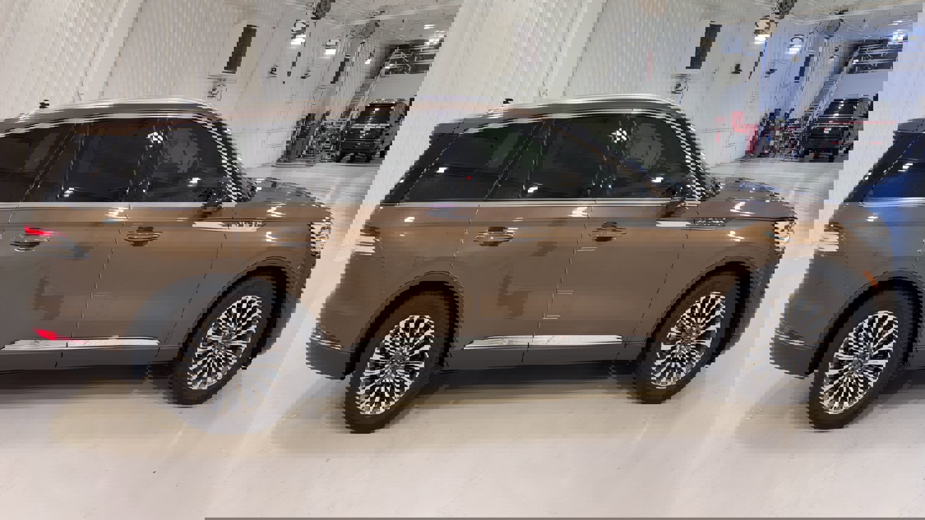 Used 2022 Lincoln Aviator Reserve w/ Equipment Group 201A image 2