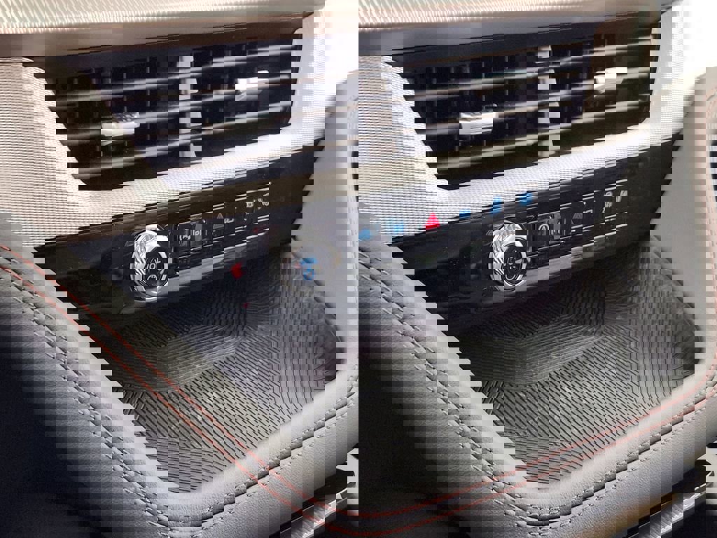 Used 2025 Ford Explorer Active AWD/4WD image 24