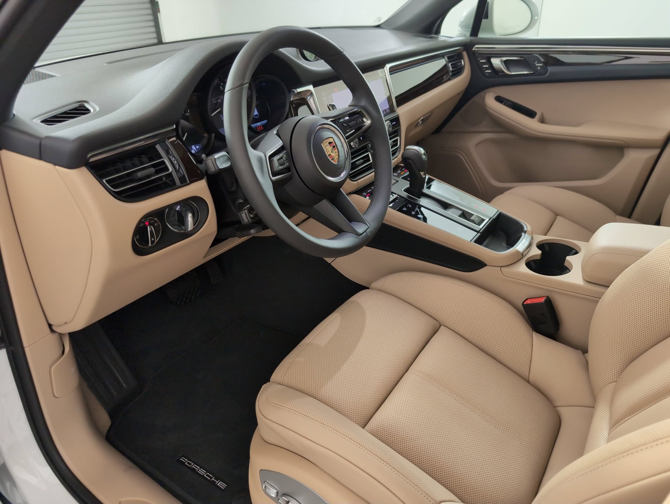 Certified 2025 Porsche Macan AWD/4WD image 4