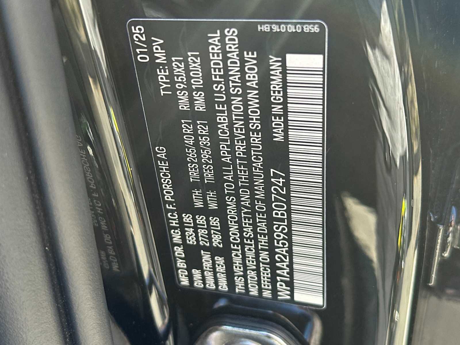 Certified 2025 Porsche Macan AWD/4WD image 30