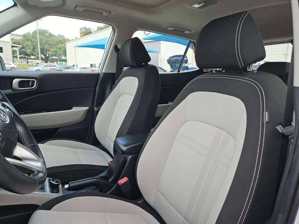 Used 2025 Hyundai Venue SEL FWD image 16