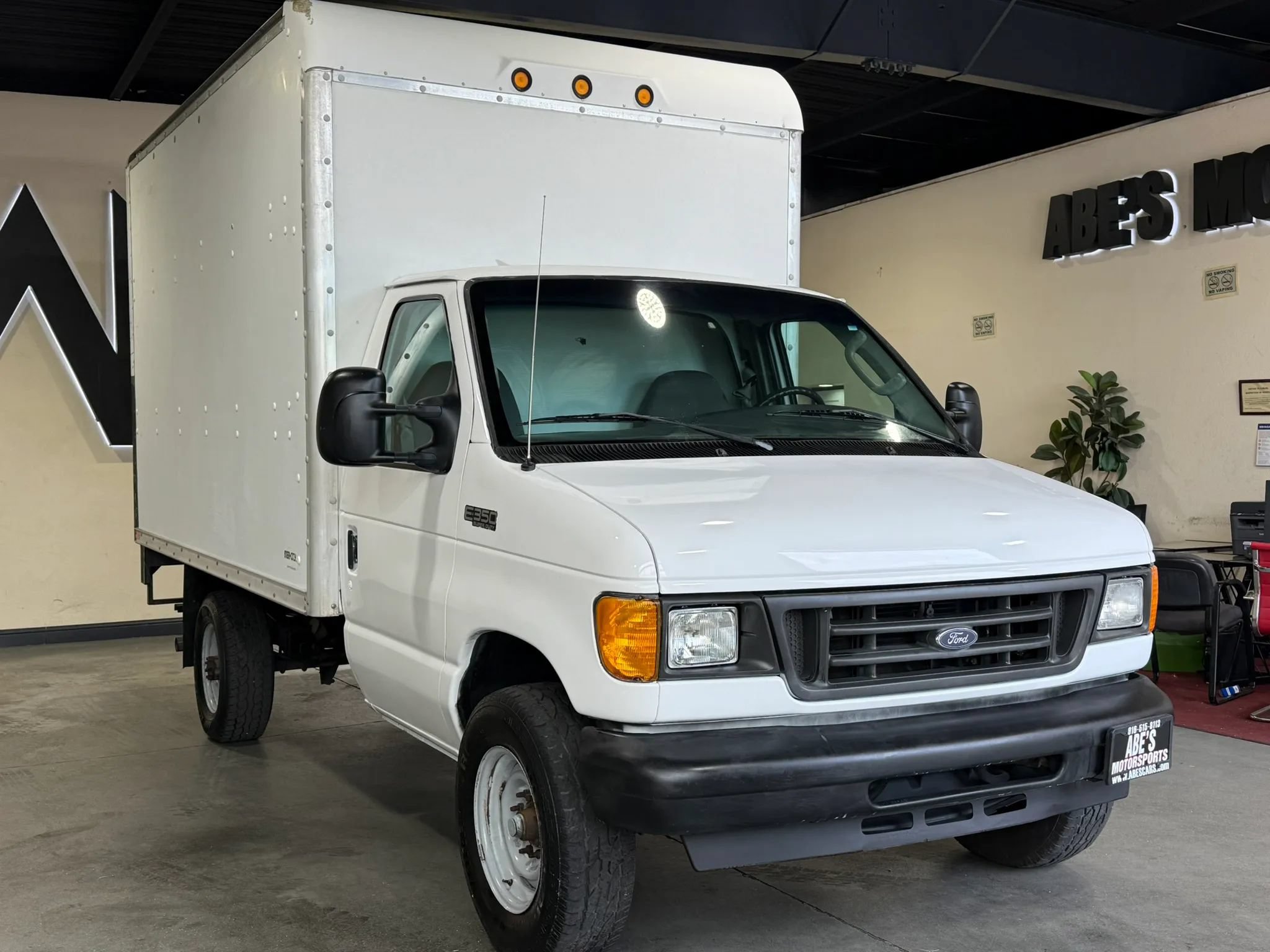 Used 2005 Ford E-350 and Econoline 350 Super Duty RWD image 3