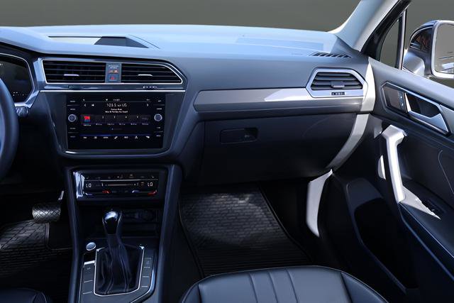 Certified 2024 Volkswagen Tiguan SE FWD image 18