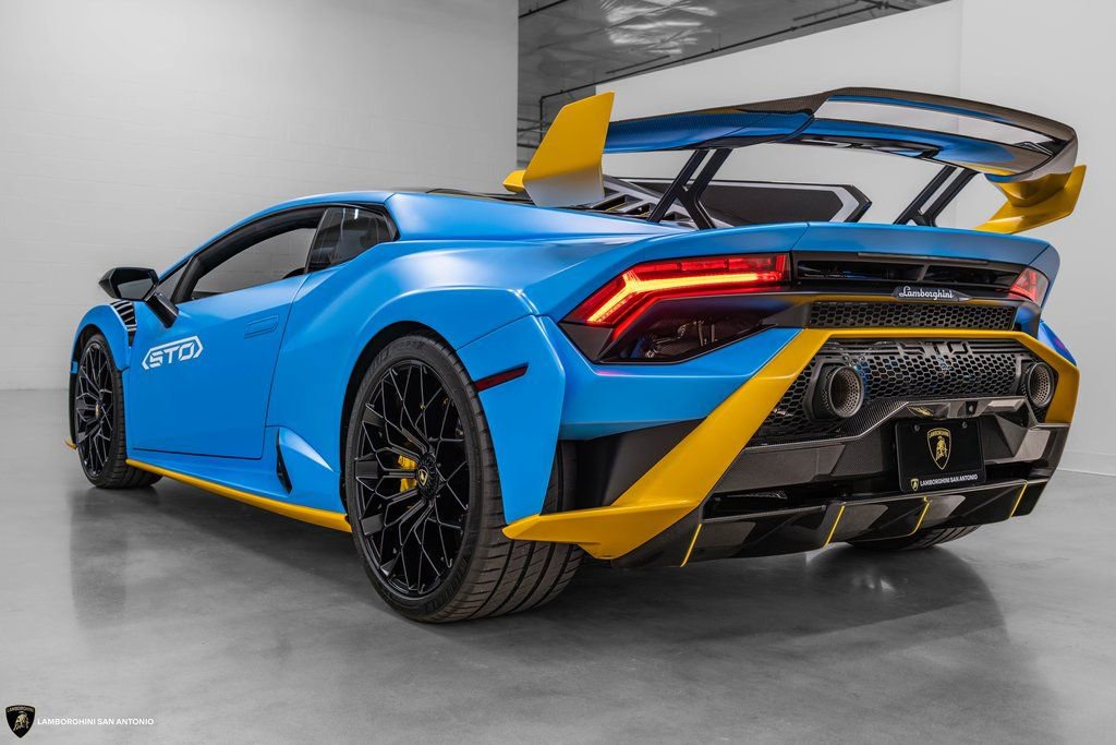 Used 2022 Lamborghini Huracan STO image 2