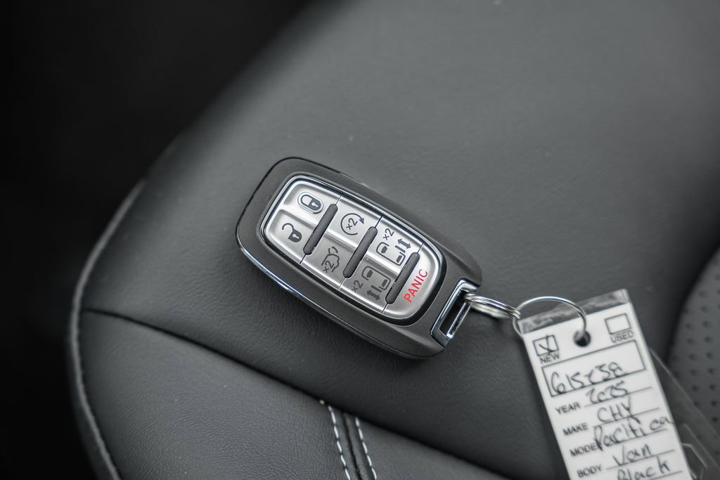 New 2025 Chrysler Pacifica Select image 37
